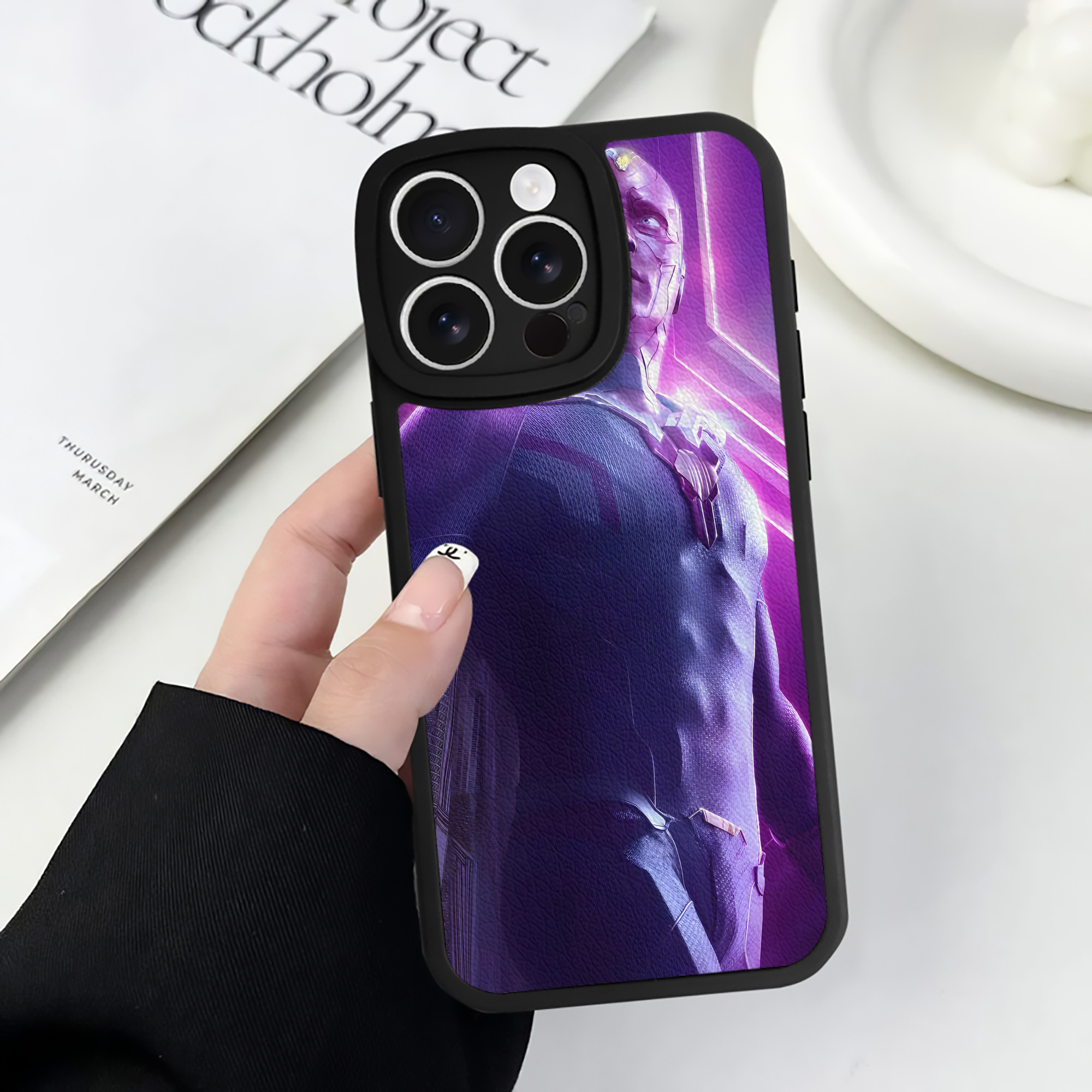 （画像用） アベンジャーズ The Avengers 【iPhone 16シリーズ対応】シリコンスマホケース（レザー調） 材質：シリコン